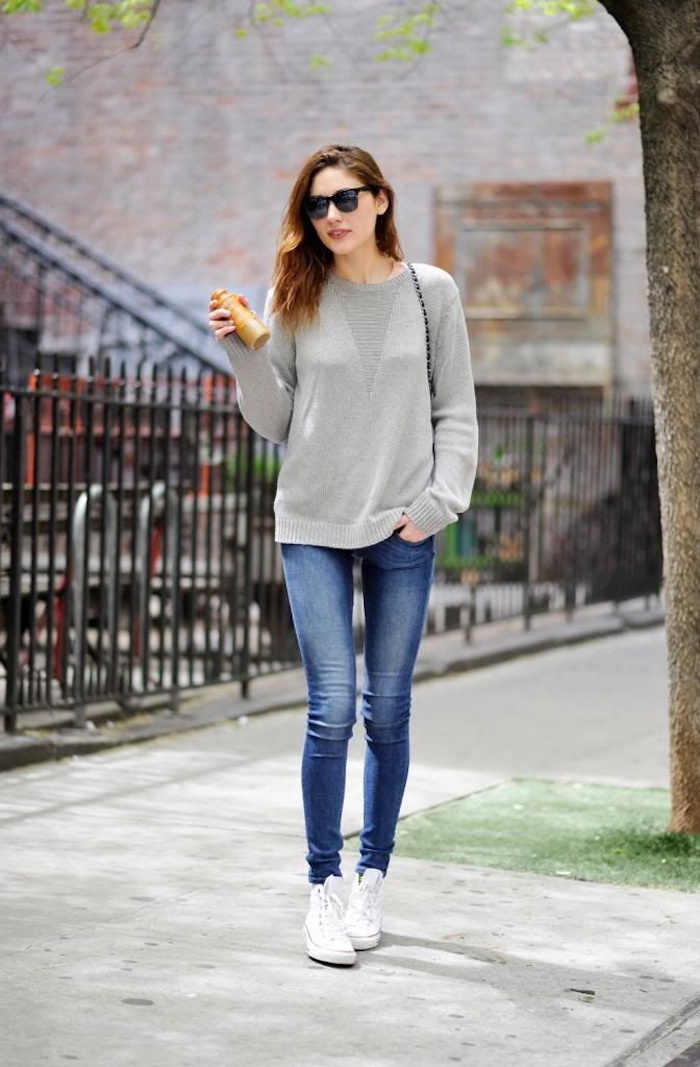 Basket femme habillé style décontracté chic jean bleu blouson chaussures blanches femme idee tenue simple