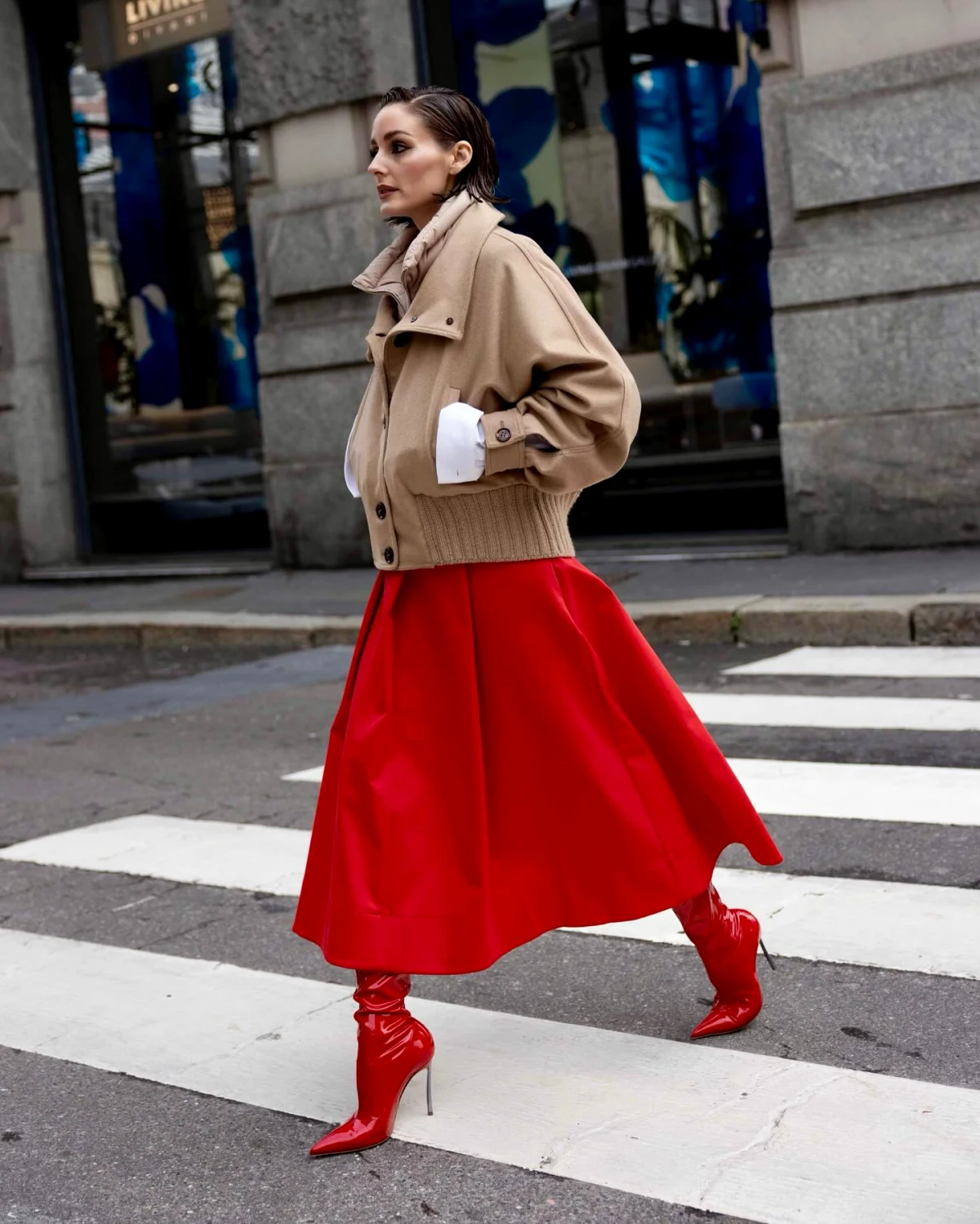 mode d emploie du style casual chic femme jupe et chaussures rouges