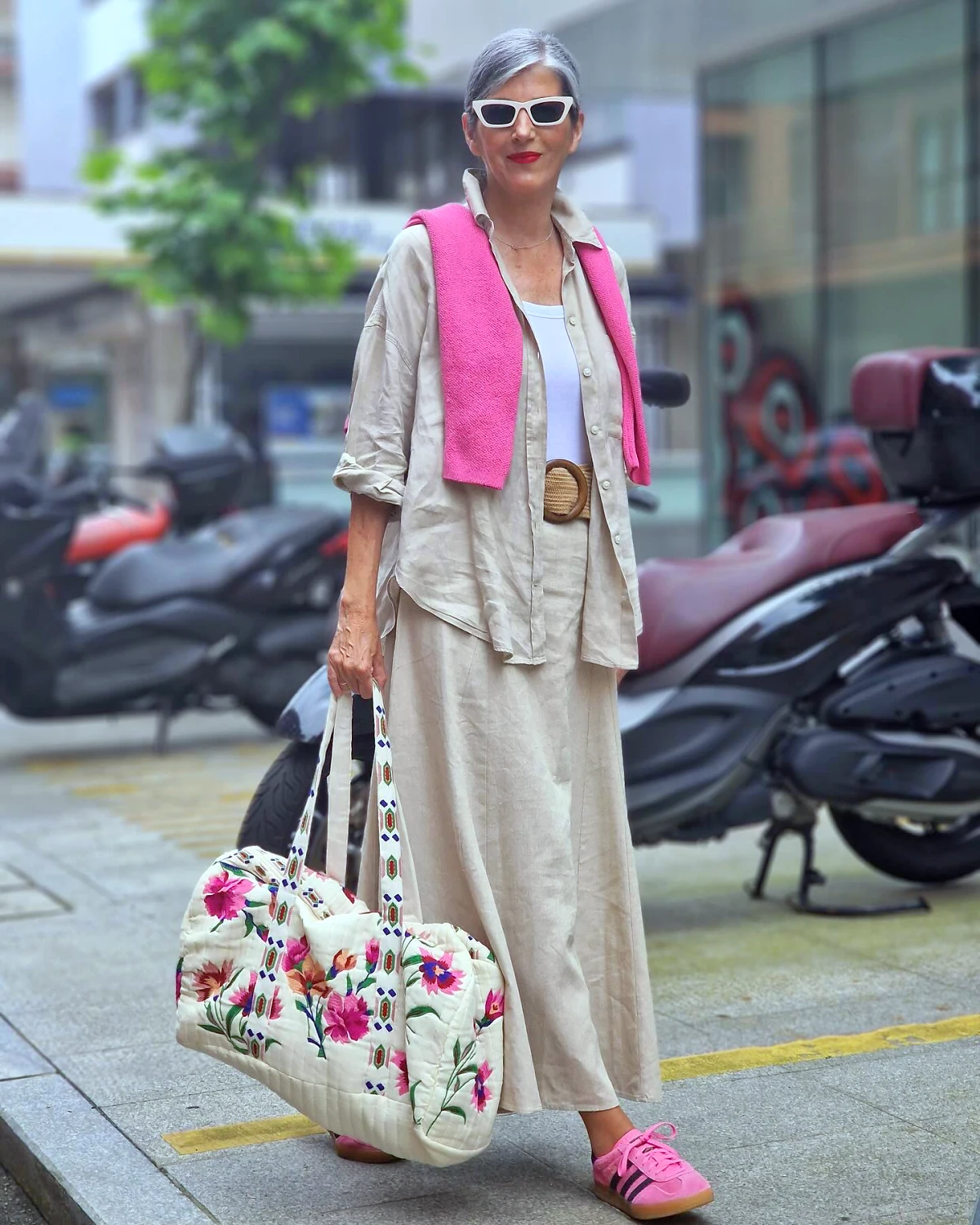 mode femme 50 ans avec baskets jupe longe beige chaussures roses