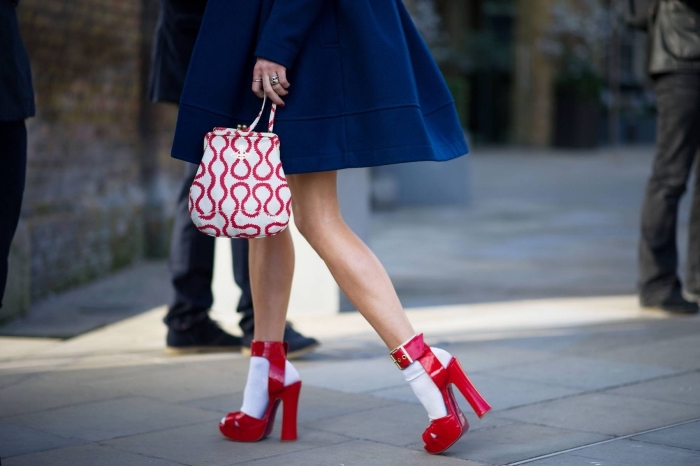 choisir une paire de chaussure a la mode, idée vision chic en manteau bleu foncé combiné avec accessoires en blanc et rouge