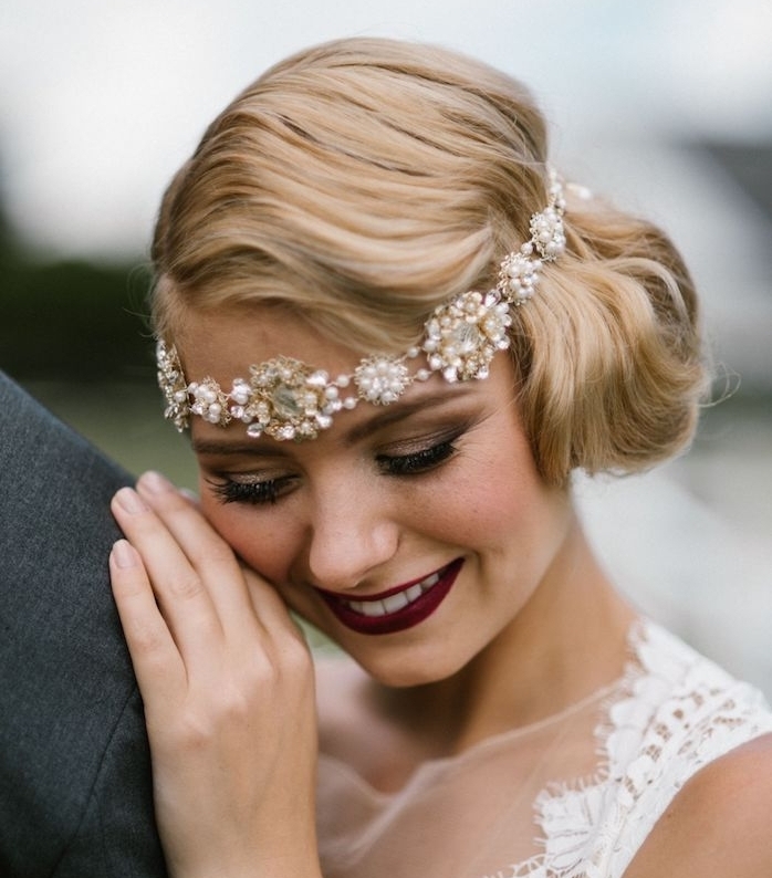 exemple de coiffure mariage cheveux court avec serre tête bijou de perles à motifs floraux, boucles retro chic et mèche de coté