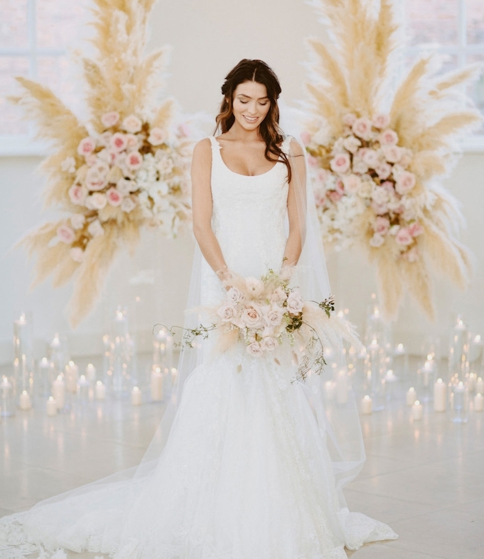 robes de mariée 2018, une robe longue avec une coupe fourreau et traine et un col rond, idée déco salle de mariage fleurie
