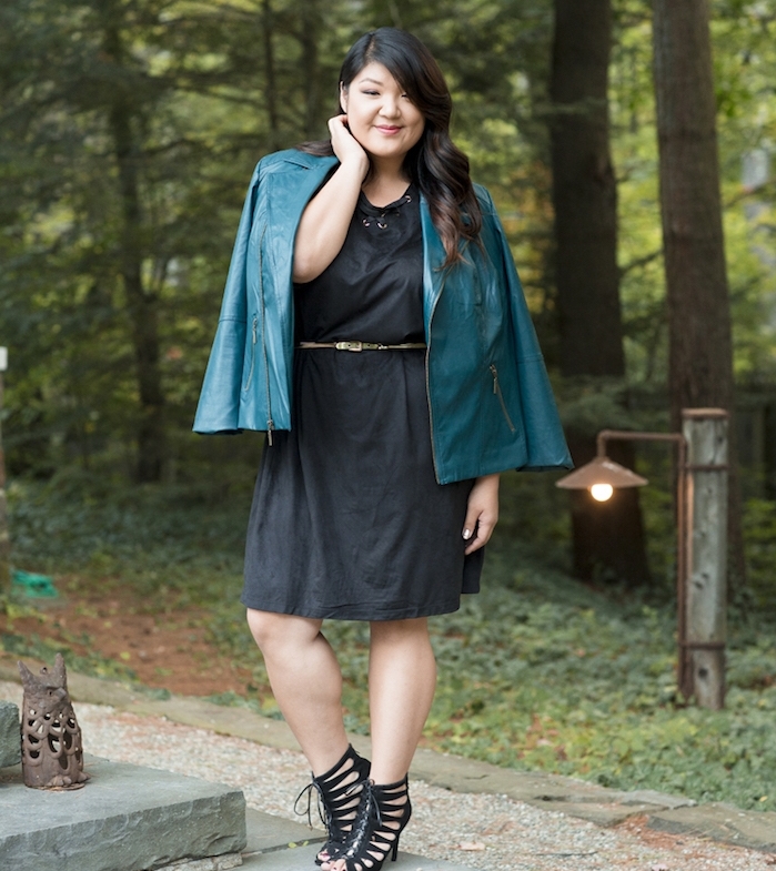 robe grande taille femme chic, couleur noire, veste en cuir bleu pastel, chaussures noires, coiffure cheveux bouclés sur le coté