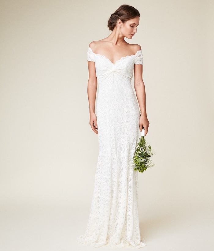 modèle de robe mariée dentelle avec des épaules tombantes et coupe droite style champetre chic