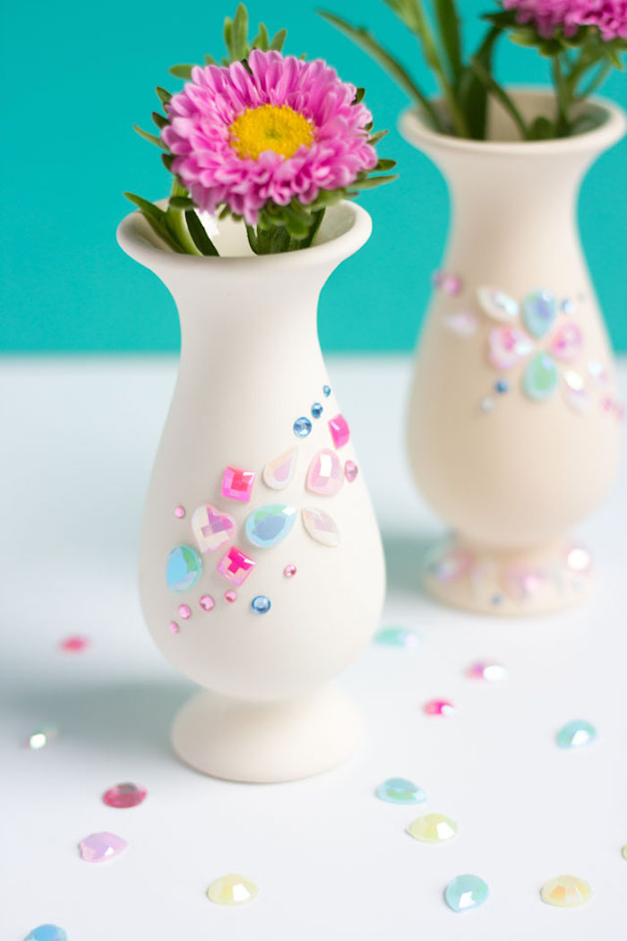 customiser un vase blanc avec strass, pierres autocollantes avec une fleur dedans, idée de bricolage fête des mères maternelle