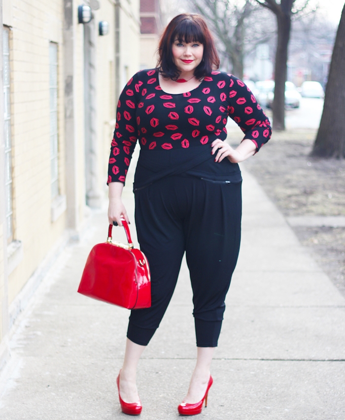 idée de blouse femme noir à imprimé lèvres femme et pantalon noir, chaussures à talon rouges, et sac à main rouge