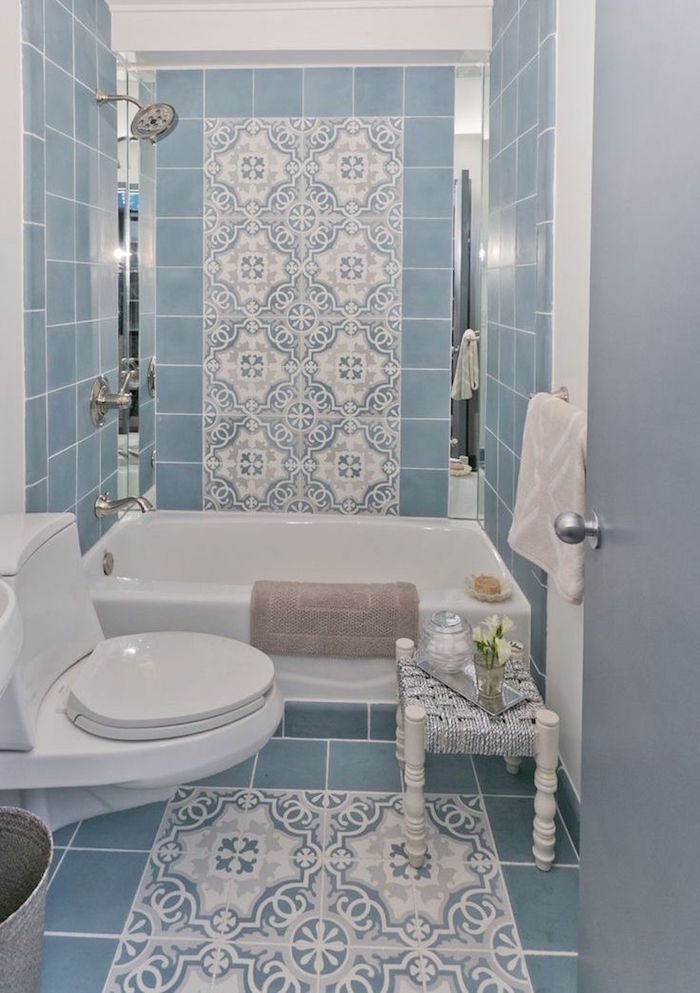 carrelage salle de bain modele graphique style fer forgé blanc et bleu clair