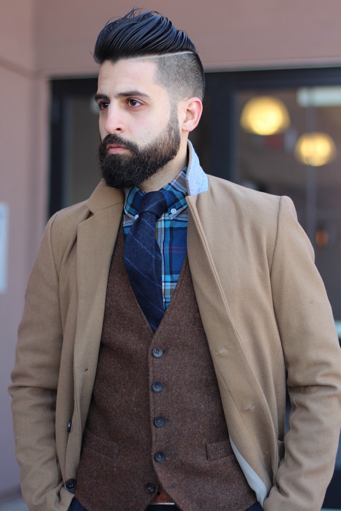 photo homme hipster en costume avec degrade barbe homme et coiffure long dessus court sur le coté