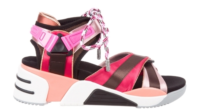 exemple de chaussure marque pour femme à design sandales plateformes avec lacets de couleur blanc noir avec accents rouge et rose cuivré
