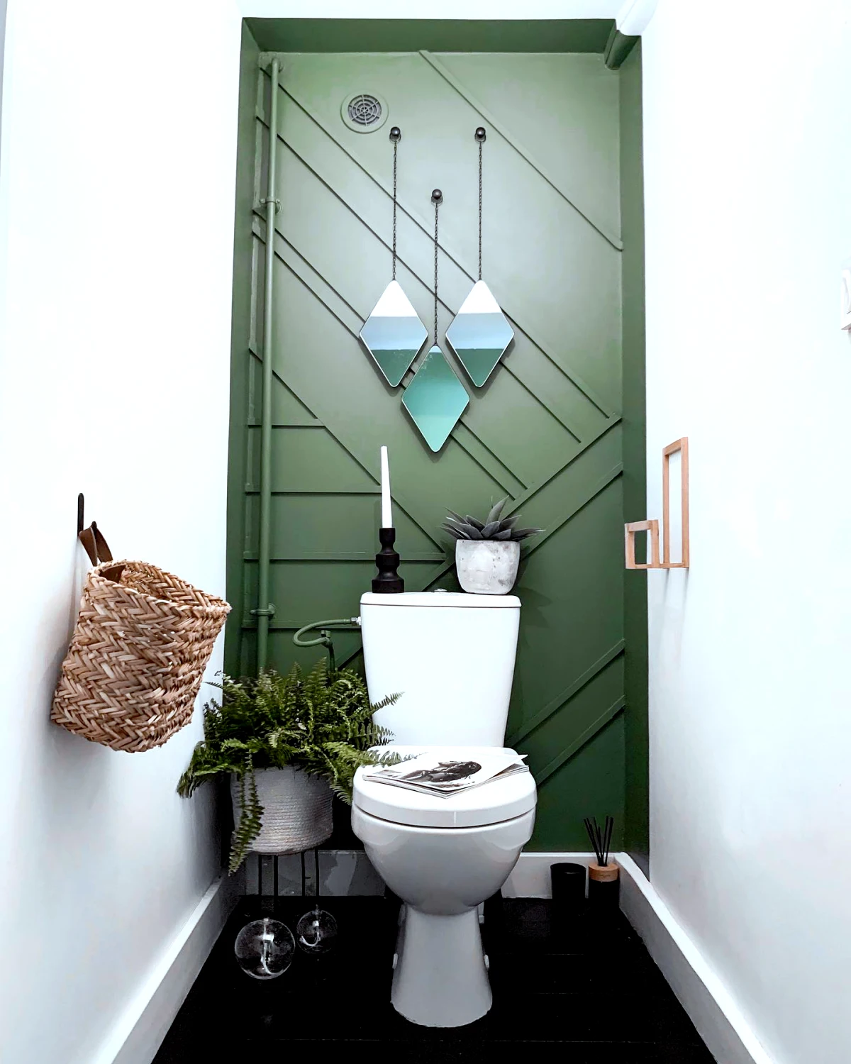 mur d acceny de toilettes en couleur verte avec petits miroirs