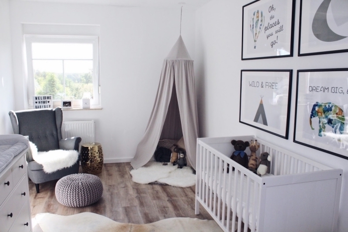 intérieur dans chambre nouveau-né avec tipi et lit-bébé, coin de repos avec fauteuil à dos boutonné gris foncé et pouf en crochet
