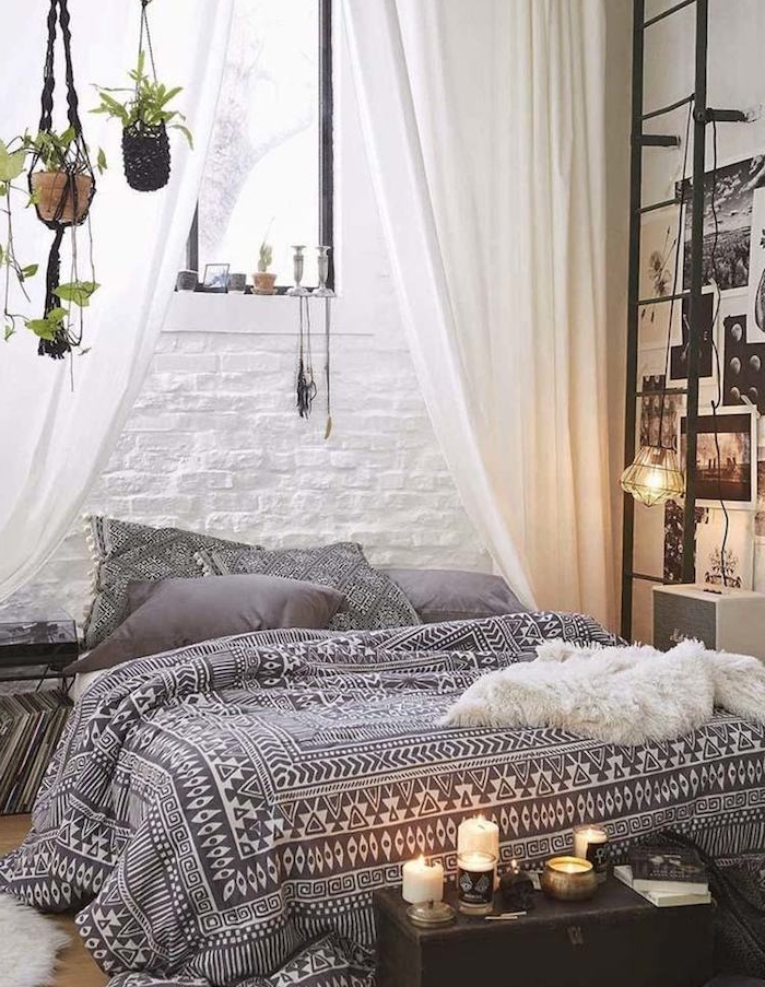 tete de lit orientale en rideaux blancs transparents, pots de fleurs macramé suspendus, linge de lit noir, gris et blanc, bougies décoratives et mur de photos noir et blanc