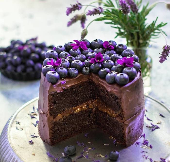 Recette au chocolat gateau chocolat anniversaire décoration gâteau délicieux chocolat et myrtilles et fleurs comestibles pour déco