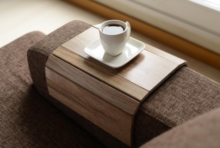 idée cadeau pour maman fonctionnel et utile, modèle de support de bois clair en forme de plateau pour canapé