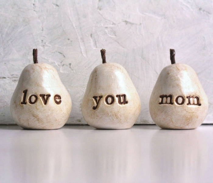 trois poivres décoratifs blanc et beige à lettres je t'aime maman à offrir pour la fête des mères comme un cadeau personnalisé