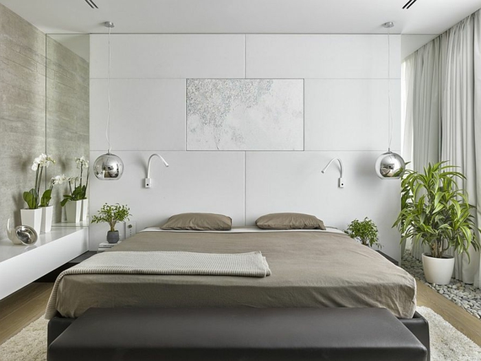 lit gris, tapis blanc, ambiance blanche et lampes pendantes chromées dans une chambre à coucher feng shui