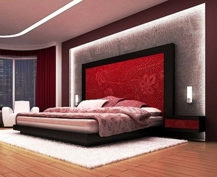 lit plateforme rose, tête de lit rouge avec pattern floral, plafond éclairé, tapis blanc moelleux