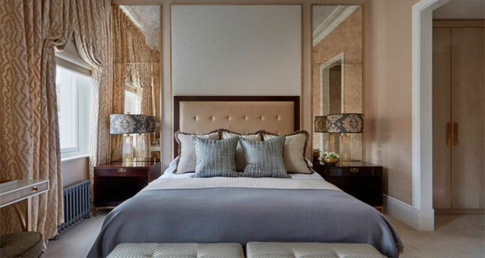 chambre gris et beige avec rideaux vintages, tête de lit beige capitonnée, deux grands tabourets