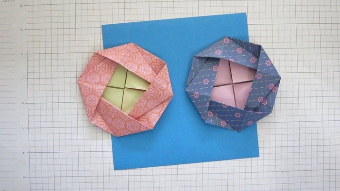 jolie fleur en origami camélia en papier à motifs, idée pour un bricolage de printemps qui met à l'honneur les fleurs