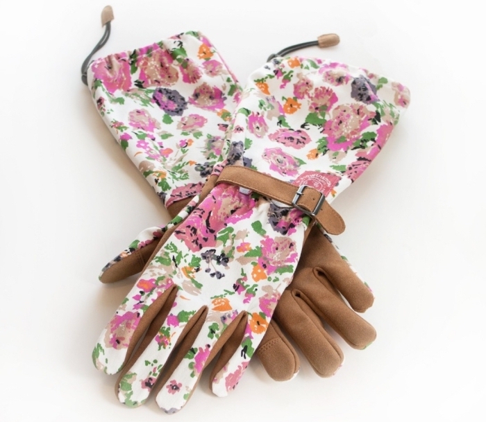 joli modèle de gants de jardin en cuir marron avec lacet et à design florale en rose et blanc, cadeau jardinage