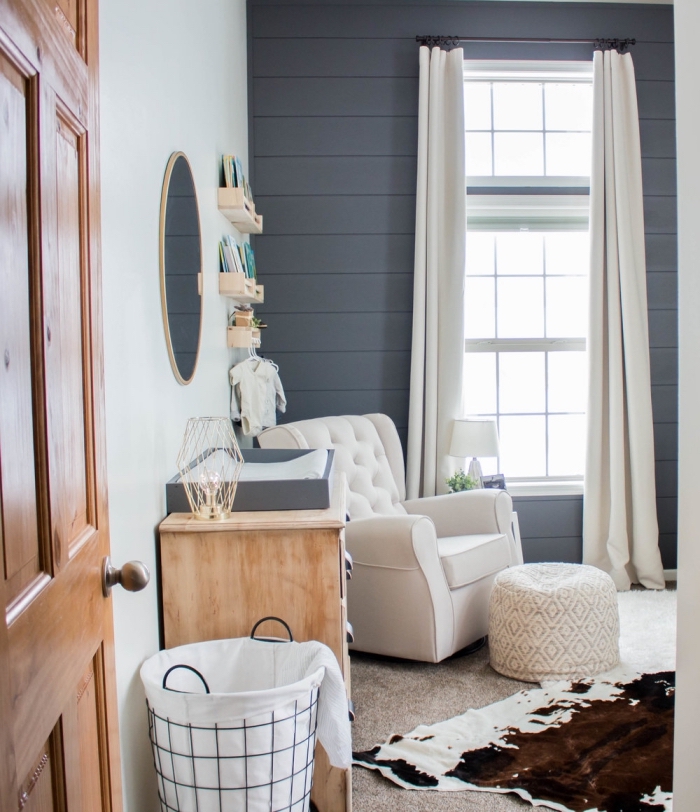 exemple de deco chambre nouveau-né avec mur blanc et pan de mur en gris anthracite, aménagement avec meubles blanc et en bois