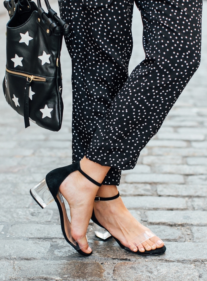 idée comment bien s'habiller en blanc et noir pour femme, modèle de sac à main de cuir noir à design étoile combiné avec sandales plates