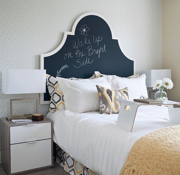 tete de lit design en peinture ardoise pour écrire dessus, linge de lit jaune, blanc et gris, table de nuit bois