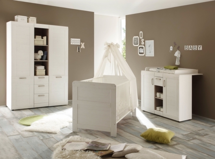 design intérieur bicolore aux murs taupe et mobilier de bois blanc avec plancher de bois colorés en bleu et gris pastel