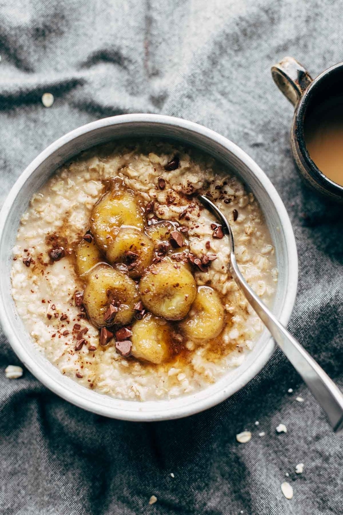 recette facile de porridge crémeuse aux bananes caramélisées sans sucre ajouté, quoi manger au petit déjeuner