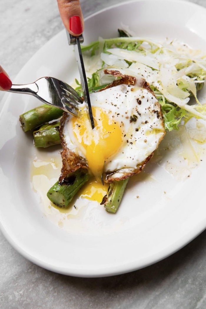 le petit déjeuner idéal pour être en bonne forme, recette d’œuf poché aux asperges vertes 