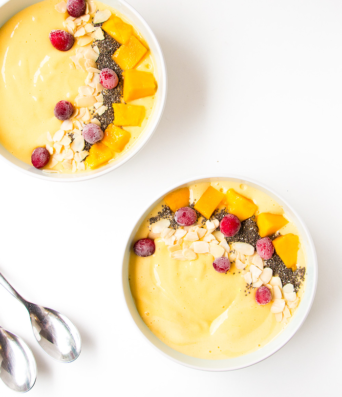 petit déjeuner healthy avec un smoothie bowl à la mangue pour faire le plein d'énergie 