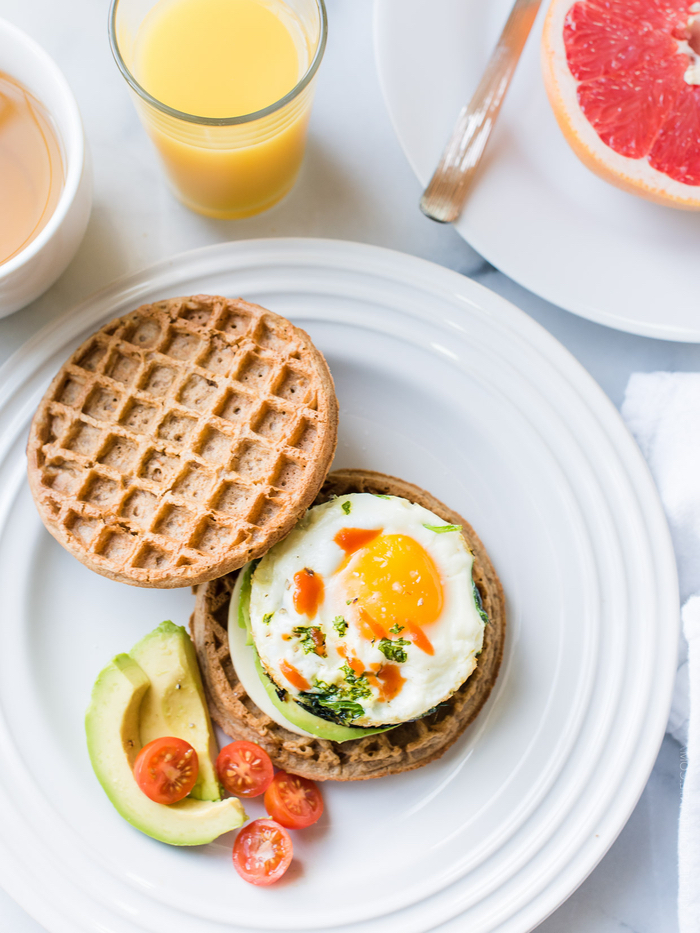 idée pour un petit déjeuner ideal pour bien commencer la journée, recette de gaufres santé en sandwich à l'avocat et à l'oeuf plat