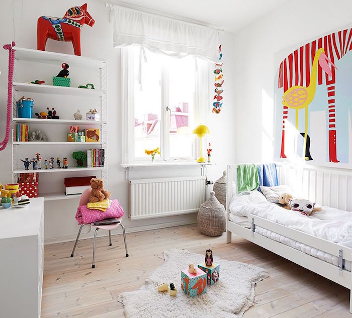 chambre enfant blanche style minimaliste scandinave avec sol en parquet