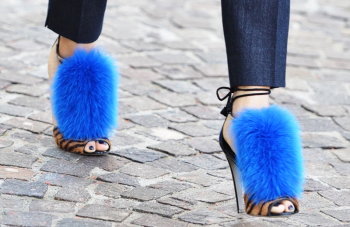 modèles de sandales tendances à talons hauts et design animal avec décoration en fausse fourrure de couleur bleu éclatante