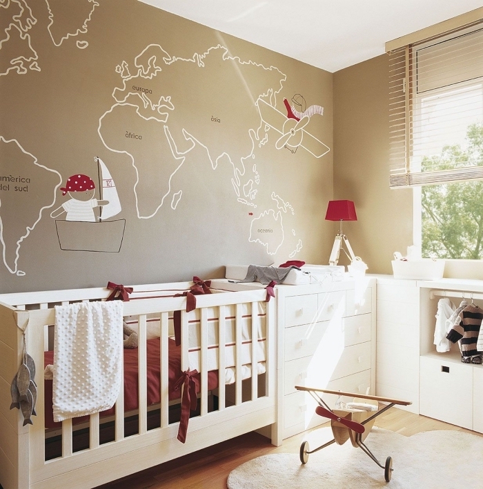 aménagement de pièce au plafond blanc et murs taupe avec dessin carte de monde pour une déco sur le thème de voyage