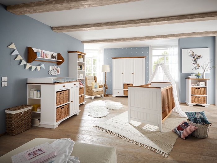 modèle de design intérieur moderne avec couleur de murs en bleu pastel et plafond à design blanc avec poutres bois 