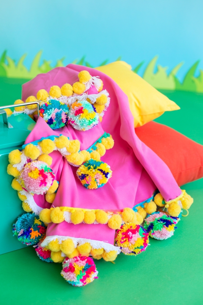 modèle de coussins et plaids à pique nique décorés avec pompons multicolore et franges, idée bricolage facile pour femme 