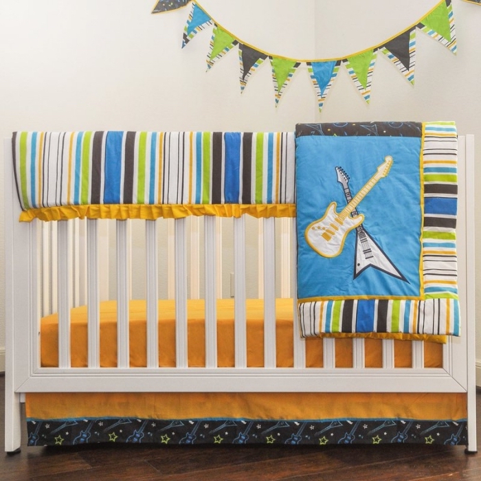 idée quelles couleurs associer pour l'aménagement d'une chambre enfant avec plancher de bois foncé et lit-bébé