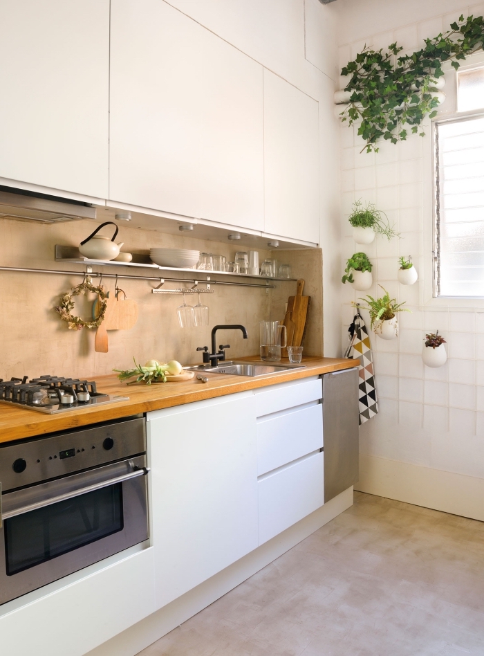 deco cuisine avec meubles sans poignées blancs et comptoir de bois stratifié clair, quel couleur associer avec le blanc dans le design d'intérieur