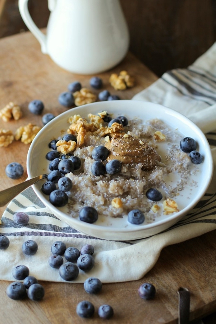 recette de porridge du lendemain au sarrasin, myrtilles et noix idéal pour un petit déjeuner diététique 