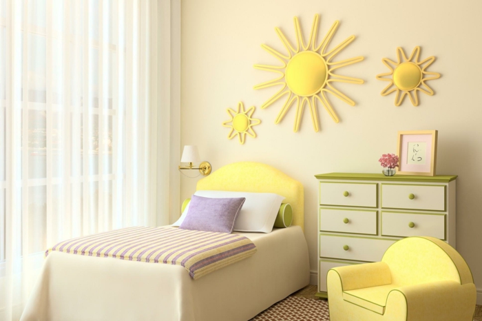 decoration murale design, chambre d'enfant en jaune, trois soleils en tissu jaune au-dessus du lit, lit avec tete de lit jaune, moquette en carreaux rouges et blancs 