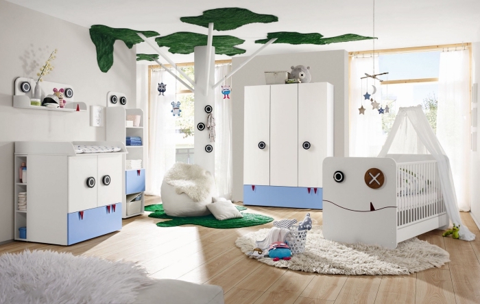 fantastique idée déco chambre bébé avec colonne décorative au centre à design arbre et un pouf à housse faux fur blanc