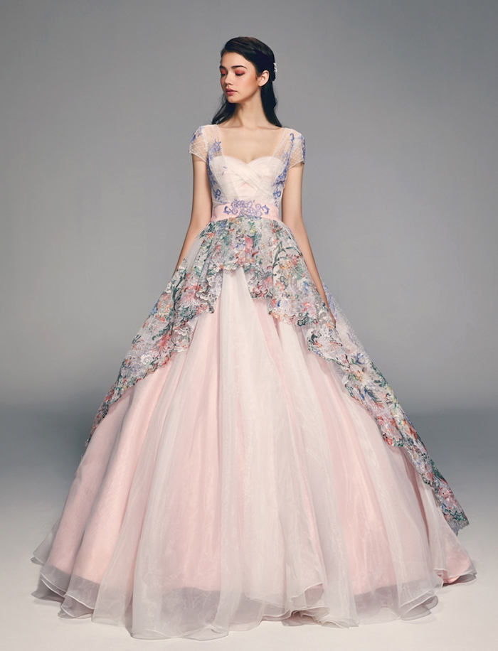 robe de mariée originale en rose avec une voile à motifs floraux dessus la jupe, style champetre princesse