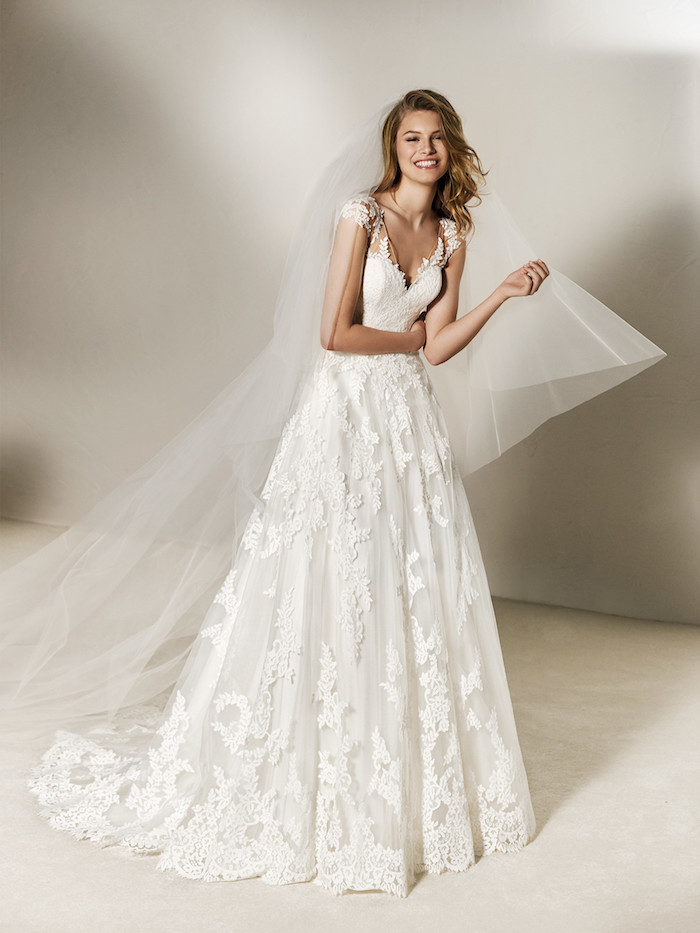 exemple de robe mariée dentelle blanche, motifs floraux brodées et manches légères, col en v