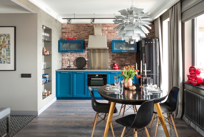 une cuisine bleue d'esprit atelier associée aux touches de gris et de noir, quelle couleur pour les murs d'une cuisine bleue de style loft industrile