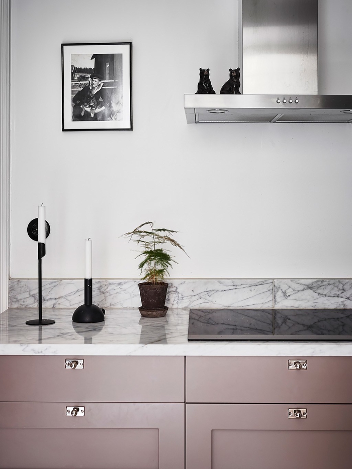 quelle couleur pour les murs d'une cuisine gris, une cuisine moderne d'esprit nordique associant des meubles rose mat à des murs gris pâle et une crédence en marbre à veinures grises