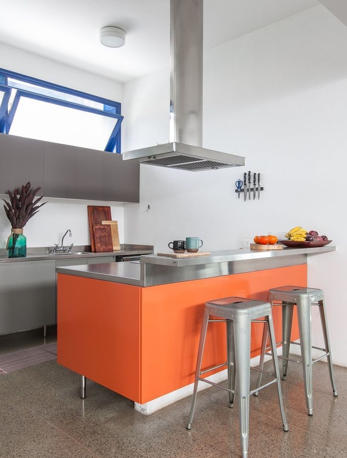 cuisine grise moderne en acier inoxydable et orange pour un look à la fois professionnel et contemporain