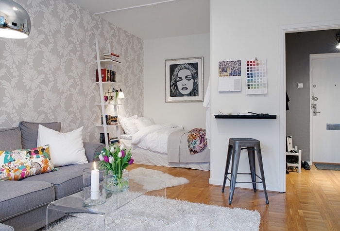 rangement échelle astuce déco espace limité papier peint gris et blanc design floral aménagement studio cadre photo blanc et noir madonna