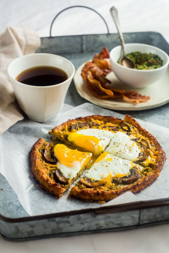 idée pour un petit déjeuner diététique et rassasiant, recette de pizza minceur de chou-fleur à l’œuf 