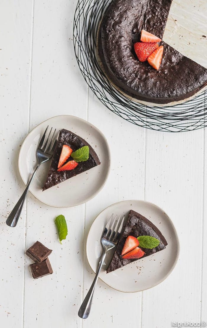 Gateau moelleux au chocolat gateau un etage simple préparation gâteau d'anniversaire au chocolat garnir avec fraises